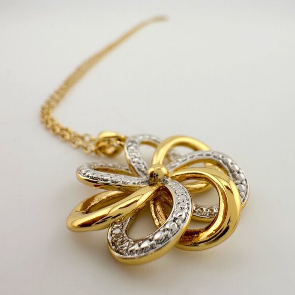 Pretty Two Tone Flower Pendant Necklace 22kt Gold Overlay - Picture 8 of 10
